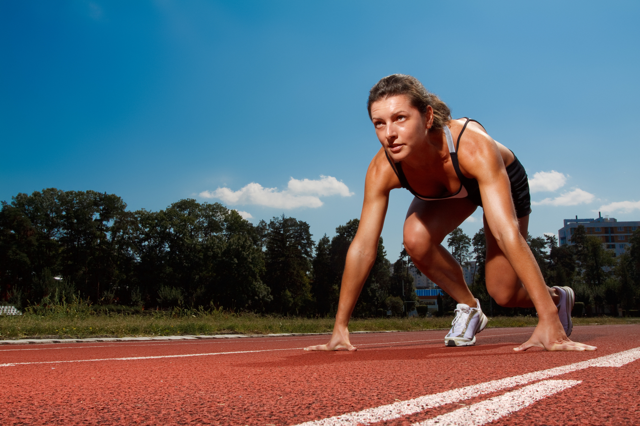 Спортсмены перед стартом. Спортсмен на старте. Спортсмен на низком старте. Девушка бегун на старте. Бегун на низком старте.